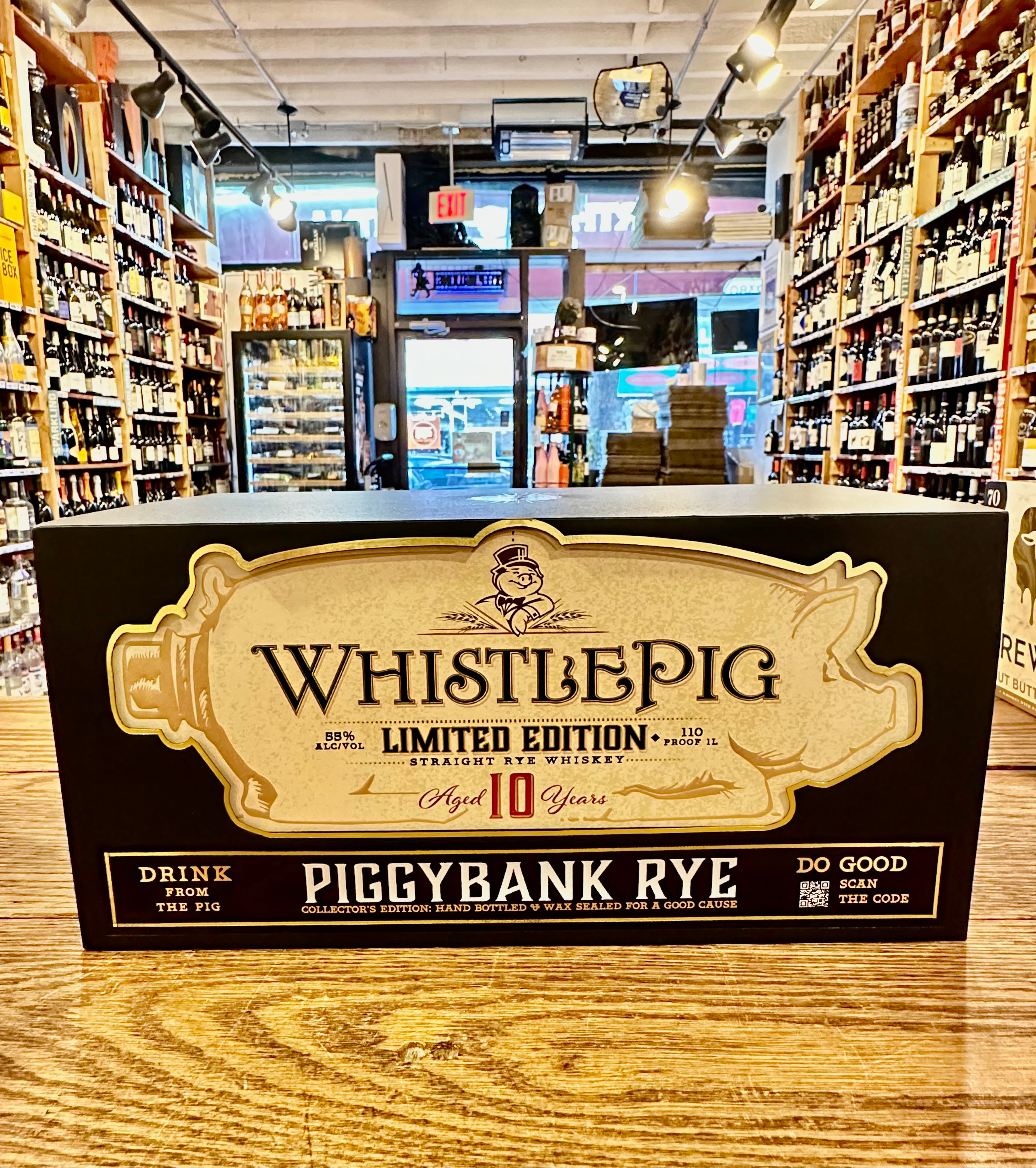 Whistle Pig Piggybank Rye 1L a rectangle shaped black and beige box with an image of a pig on the front